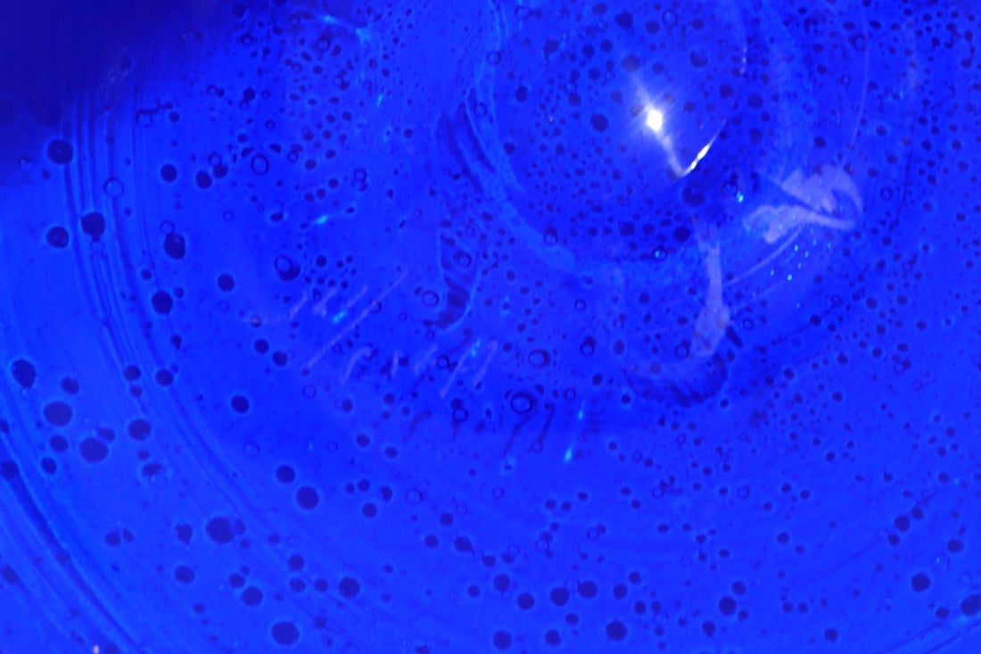 ErikHoglundの少し珍しいラウンドトレイです。鮮やかなブルーカラーで大きな気泡がたくさん入っており独特なデザインとなっています。