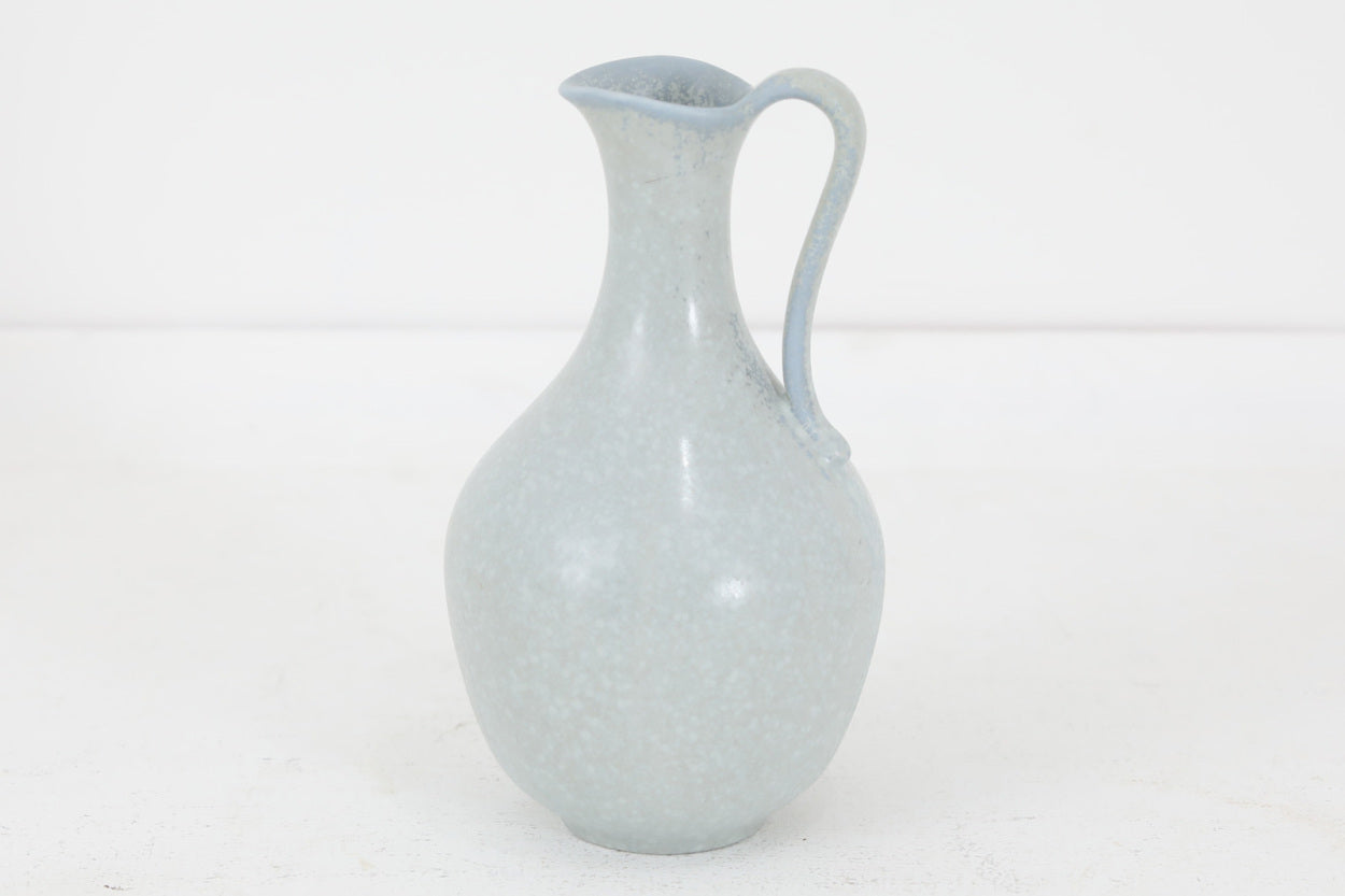 フィンランド人で彫刻家の父と、デンマーク人で陶芸家の母の元に育つGunnarNylundはデンマークで建築を学んだ後、Bing&amp;Grondahl窯、スウェーデンRorstrand窯に就業し、多くの作品を生み出しています。彼の作品は独特な流線型と釉薬が特徴で世界中で重宝されています。