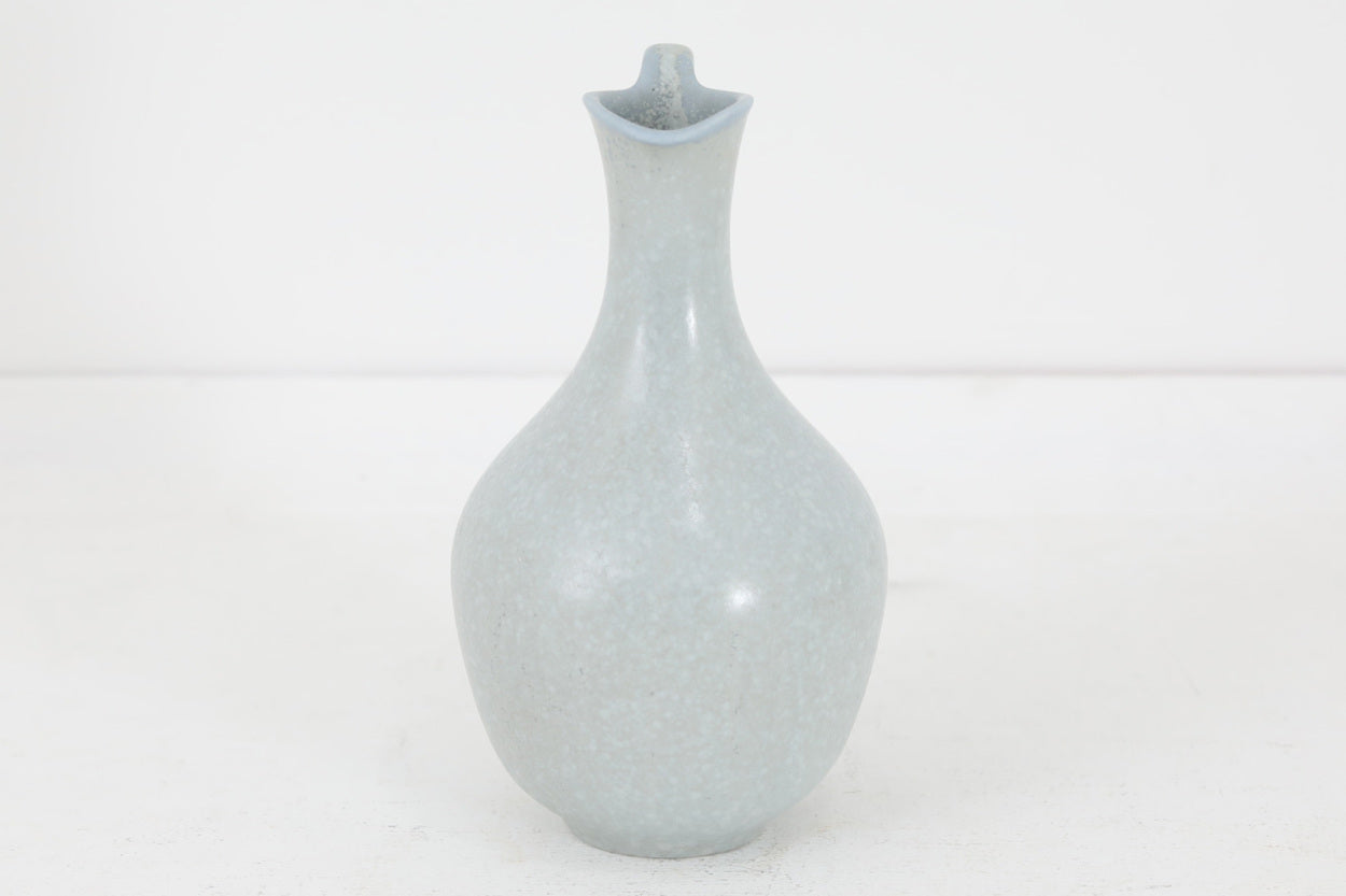 フィンランド人で彫刻家の父と、デンマーク人で陶芸家の母の元に育つGunnarNylundはデンマークで建築を学んだ後、Bing&amp;amp;Grondahl窯、スウェーデンRorstrand窯に就業し、多くの作品を生み出しています。彼の作品は独特な流線型と釉薬が特徴で世界中で重宝されています。