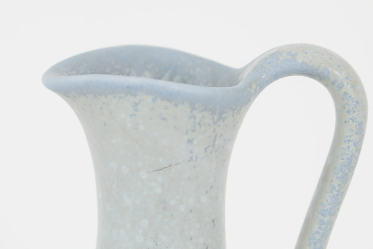 フィンランド人で彫刻家の父と、デンマーク人で陶芸家の母の元に育つGunnarNylundはデンマークで建築を学んだ後、Bing&amp;amp;Grondahl窯、スウェーデンRorstrand窯に就業し、多くの作品を生み出しています。彼の作品は独特な流線型と釉薬が特徴で世界中で重宝されています。