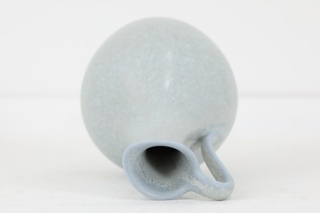 フィンランド人で彫刻家の父と、デンマーク人で陶芸家の母の元に育つGunnarNylundはデンマークで建築を学んだ後、Bing&amp;amp;Grondahl窯、スウェーデンRorstrand窯に就業し、多くの作品を生み出しています。彼の作品は独特な流線型と釉薬が特徴で世界中で重宝されています。