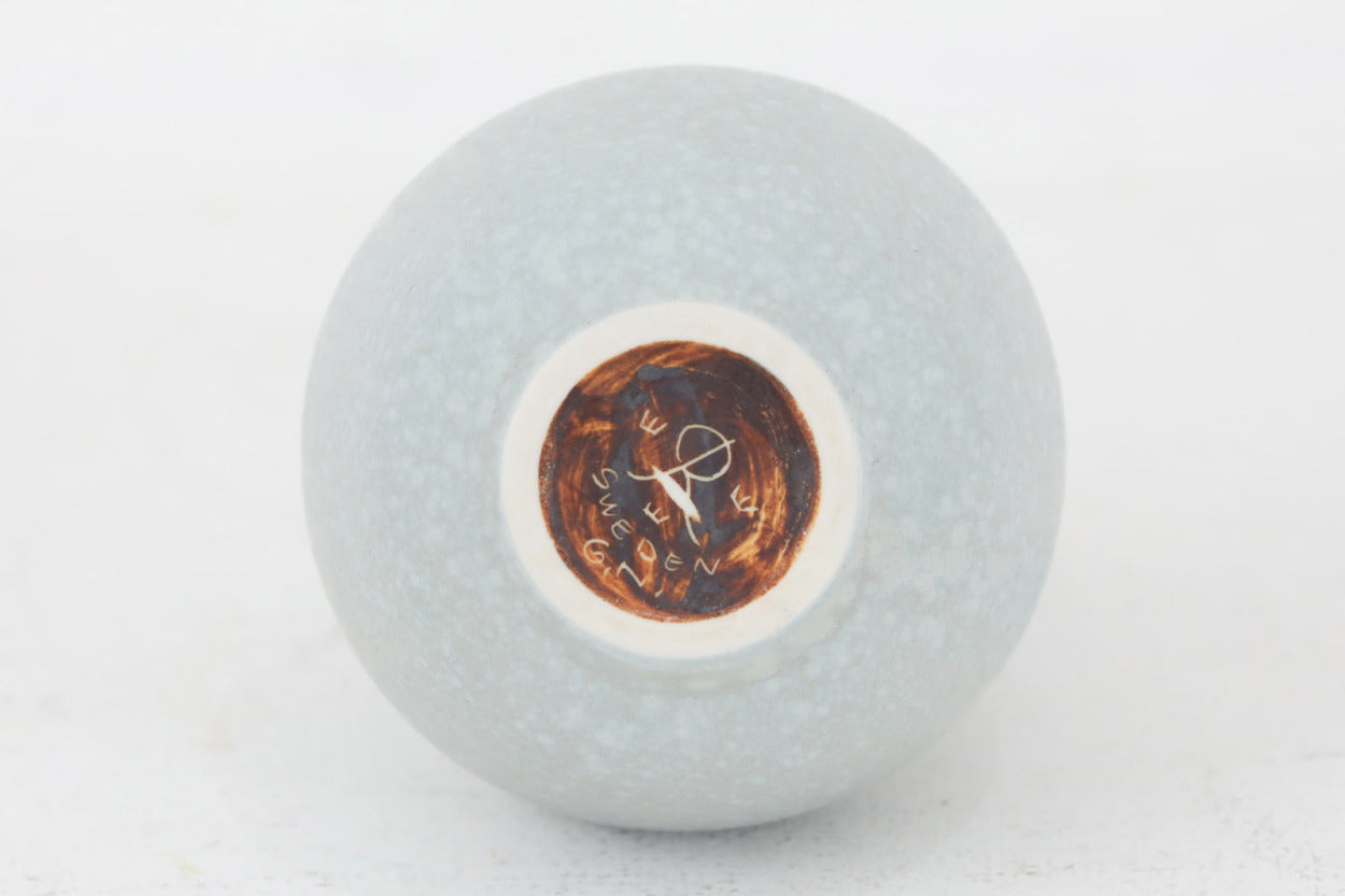 フィンランド人で彫刻家の父と、デンマーク人で陶芸家の母の元に育つGunnarNylundはデンマークで建築を学んだ後、Bing&amp;amp;Grondahl窯、スウェーデンRorstrand窯に就業し、多くの作品を生み出しています。彼の作品は独特な流線型と釉薬が特徴で世界中で重宝されています。