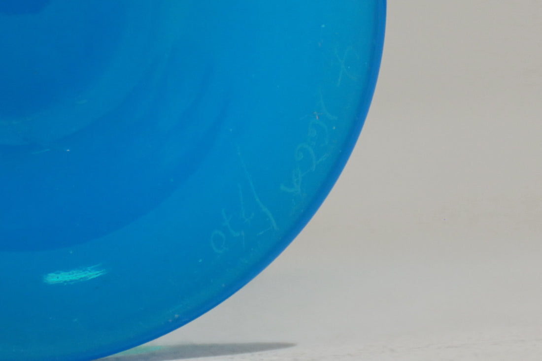 ErikHoglundのガラスボウルです。こちらはホグランの象徴でもある気泡が入ったタイプではなくターコイズブルーのグラデーションが美しい半透明ガラスのタイプで、1960年代のお品物になります。