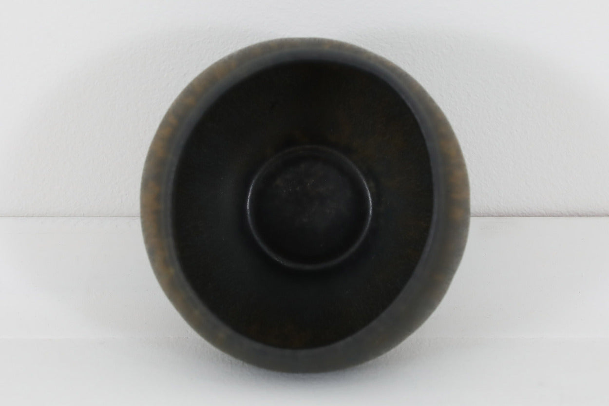 フィンランド人で彫刻家の父と、デンマーク人で陶芸家の母の元に育つGunnarNylundはデンマークで建築を学んだ後、Bing&amp;amp;Grondahl窯、スウェーデンRorstrand窯に就業し、多くの作品を生み出しています。彼の作品は独特な流線型と釉薬が特徴で世界中で重宝されています。