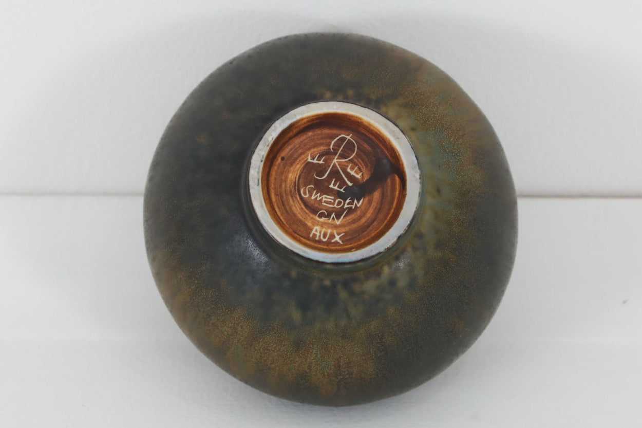 フィンランド人で彫刻家の父と、デンマーク人で陶芸家の母の元に育つGunnarNylundはデンマークで建築を学んだ後、Bing&amp;amp;Grondahl窯、スウェーデンRorstrand窯に就業し、多くの作品を生み出しています。彼の作品は独特な流線型と釉薬が特徴で世界中で重宝されています。