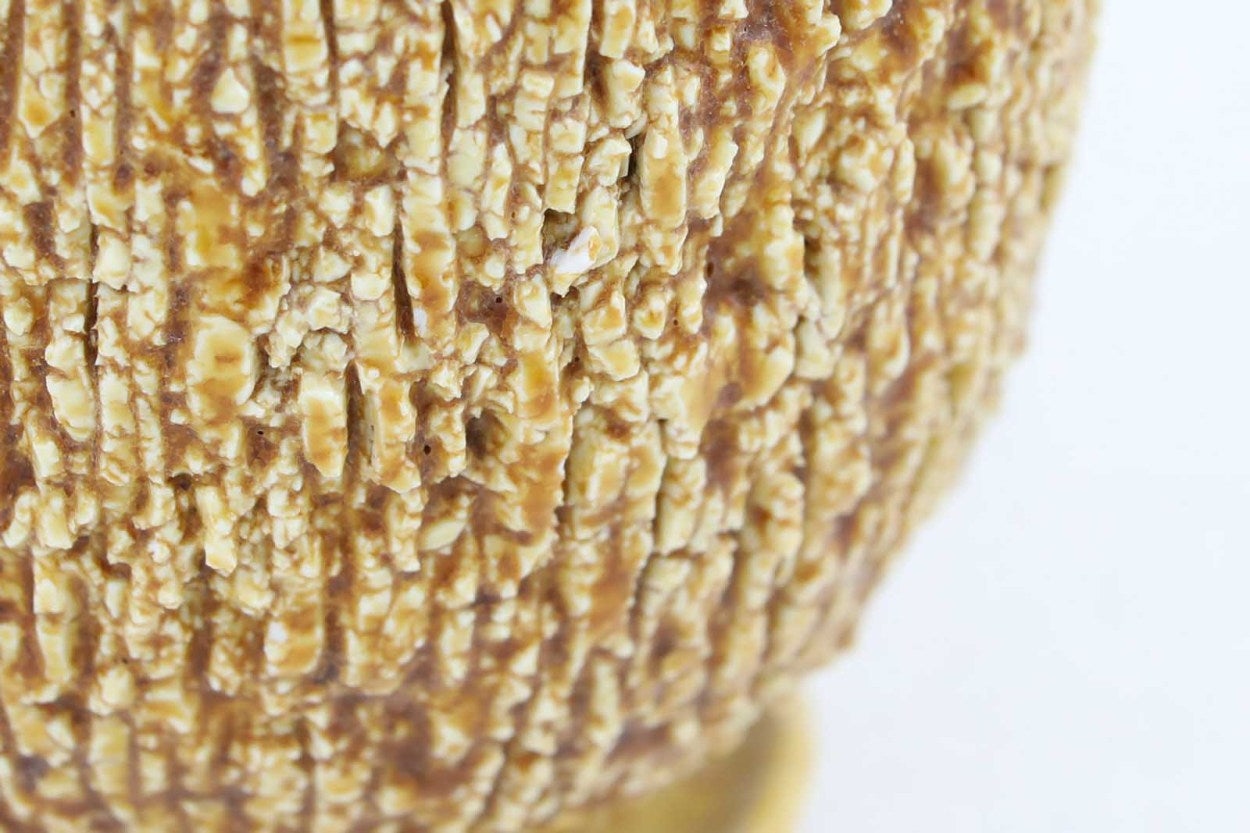 フィンランド人で彫刻家の父と、デンマーク人で陶芸家の母の元に育つGunnarNylundはデンマークで建築を学んだ後、Bing&amp;amp;Grondahl窯、スウェーデンRorstrand窯に就業し、多くの作品を生み出しています。彼の作品は独特な流線型と釉薬が特徴で世界中で重宝されています。