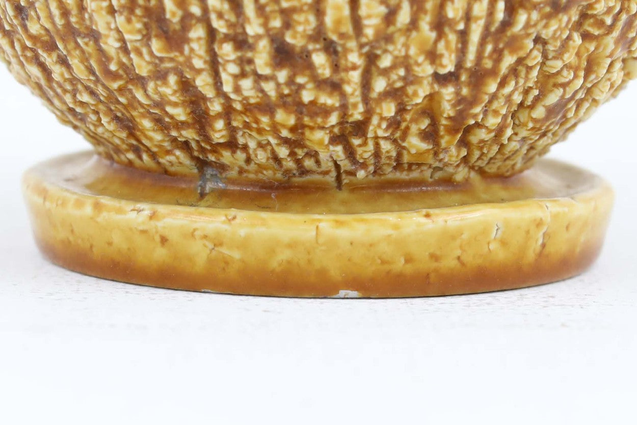 フィンランド人で彫刻家の父と、デンマーク人で陶芸家の母の元に育つGunnarNylundはデンマークで建築を学んだ後、Bing&amp;amp;Grondahl窯、スウェーデンRorstrand窯に就業し、多くの作品を生み出しています。彼の作品は独特な流線型と釉薬が特徴で世界中で重宝されています。