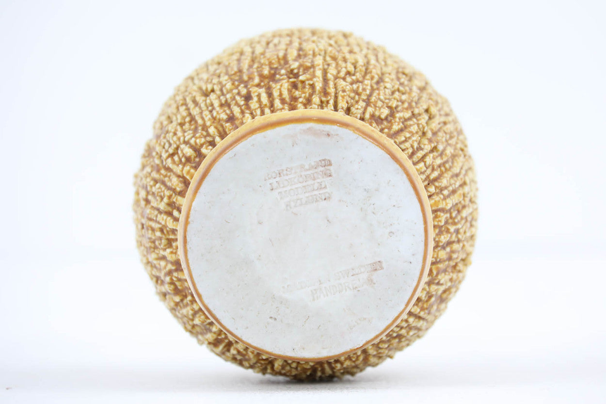 フィンランド人で彫刻家の父と、デンマーク人で陶芸家の母の元に育つGunnarNylundはデンマークで建築を学んだ後、Bing&amp;amp;Grondahl窯、スウェーデンRorstrand窯に就業し、多くの作品を生み出しています。彼の作品は独特な流線型と釉薬が特徴で世界中で重宝されています。