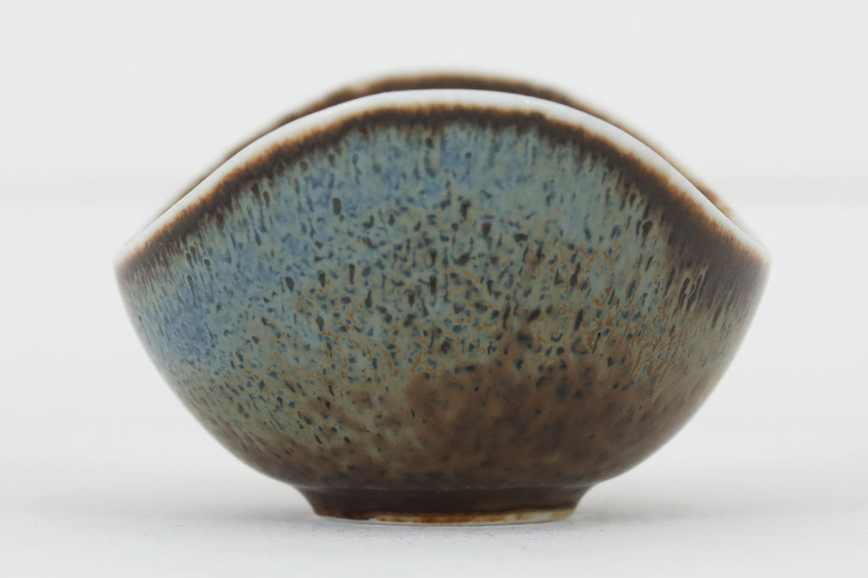 フィンランド人で彫刻家の父と、デンマーク人で陶芸家の母の元に育つGunnarNylundはデンマークで建築を学んだ後、Bing&amp;amp;Grondahl窯、スウェーデンRorstrand窯に就業し、多くの作品を生み出しています。彼の作品は独特な流線型と釉薬が特徴で世界中で重宝されています。AROボウルは彼の最も代表的な作品で、その緩やかな美しいカーブが特徴です。また、さまざまな表情をみせる釉薬がコレクターにも人気がある理由です。