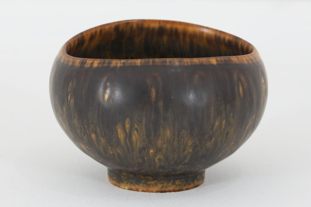 フィンランド人で彫刻家の父と、デンマーク人で陶芸家の母の元に育つGunnarNylundはデンマークで建築を学んだ後、Bing&amp;Grondahl窯、スウェーデンRorstrand窯に就業し、多くの作品を生み出しています。彼の作品は独特な流線型と釉薬が特徴で世界中で重宝されています。