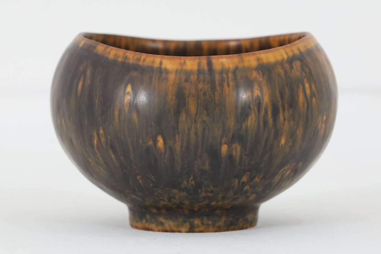 フィンランド人で彫刻家の父と、デンマーク人で陶芸家の母の元に育つGunnarNylundはデンマークで建築を学んだ後、Bing&amp;Grondahl窯、スウェーデンRorstrand窯に就業し、多くの作品を生み出しています。彼の作品は独特な流線型と釉薬が特徴で世界中で重宝されています。