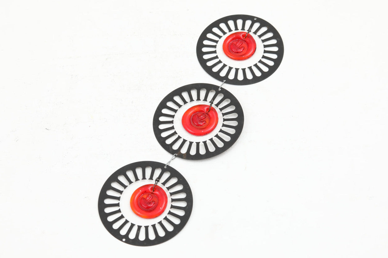 型押しガラスとメタルのオーナメントです。前オーナーよりErikHoglundのものとしてお譲りいただきました。壁掛けオーナメントとしてはもちろんですが、サンキャッチャーとして窓際に吊り下げるのが最も美しいと思います。