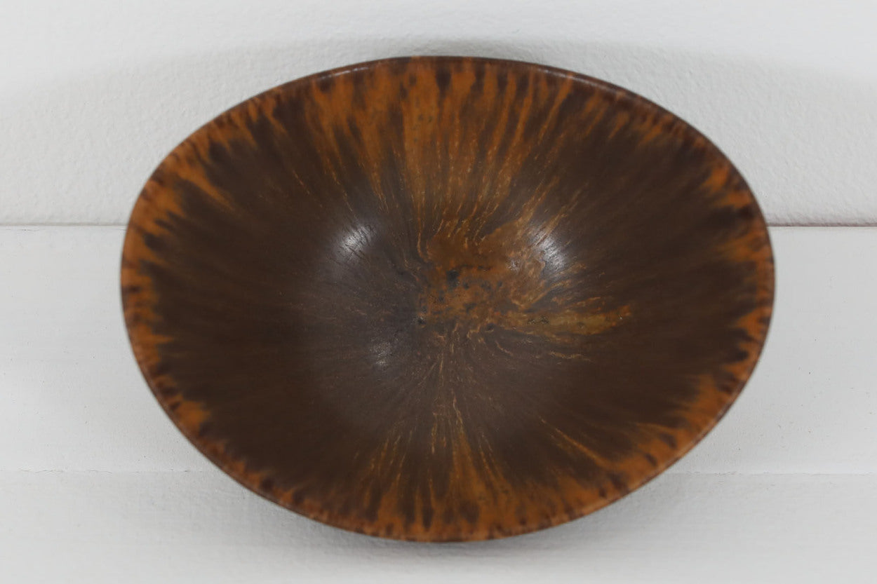 フィンランド人で彫刻家の父と、デンマーク人で陶芸家の母の元に育つGunnarNylundはデンマークで建築を学んだ後、Bing&amp;amp;Grondahl窯、スウェーデンRorstrand窯に就業し、多くの作品を生み出しています。彼の作品は独特な流線型と釉薬が特徴で世界中で重宝されています。AROボウルは彼の最も代表的な作品で、その緩やかな美しいカーブが特徴です。また、さまざまな表情をみせる釉薬がコレクターにも人気がある理由です。