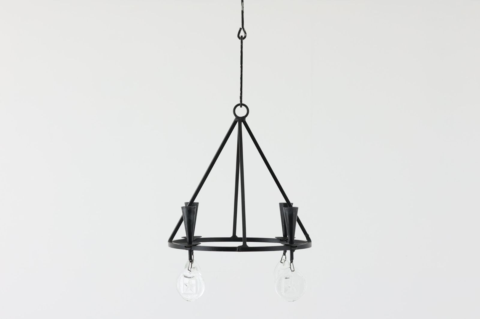 レトロなアイアンガラスのシャンデリア/キャンドルホルダーです。自動点灯のLEDキャンドル等を灯していただくことももちろんですが、サンキャッチャーとして利用いただくのもおすすめです。デザインはホグラン、B0da社製にも似ていますが、オーナメントの種類から異なると思われます。