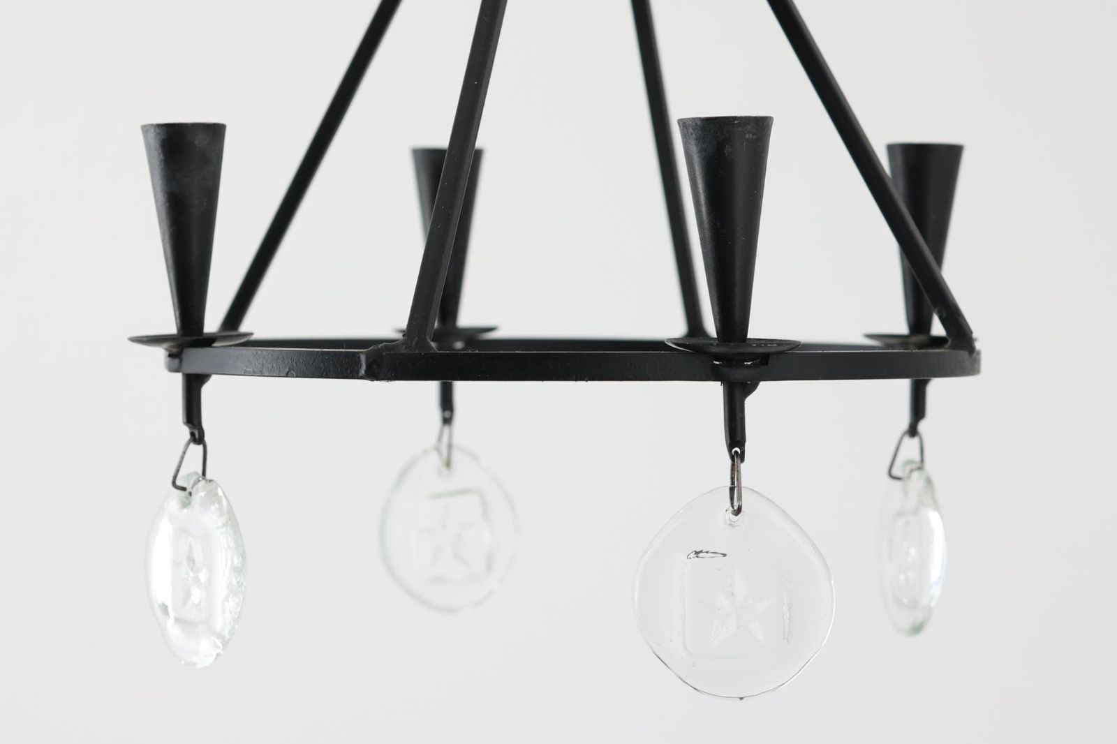 レトロなアイアンガラスのシャンデリア/キャンドルホルダーです。自動点灯のLEDキャンドル等を灯していただくことももちろんですが、サンキャッチャーとして利用いただくのもおすすめです。デザインはホグラン、B0da社製にも似ていますが、オーナメントの種類から異なると思われます。