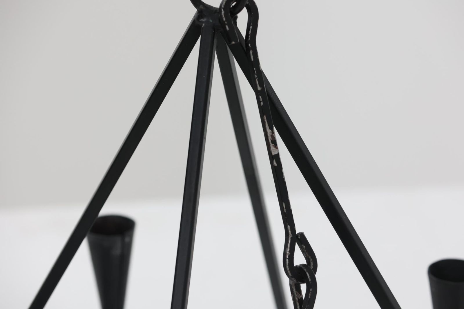 レトロなアイアンガラスのシャンデリア/キャンドルホルダーです。自動点灯のLEDキャンドル等を灯していただくことももちろんですが、サンキャッチャーとして利用いただくのもおすすめです。デザインはホグラン、B0da社製にも似ていますが、オーナメントの種類から異なると思われます。