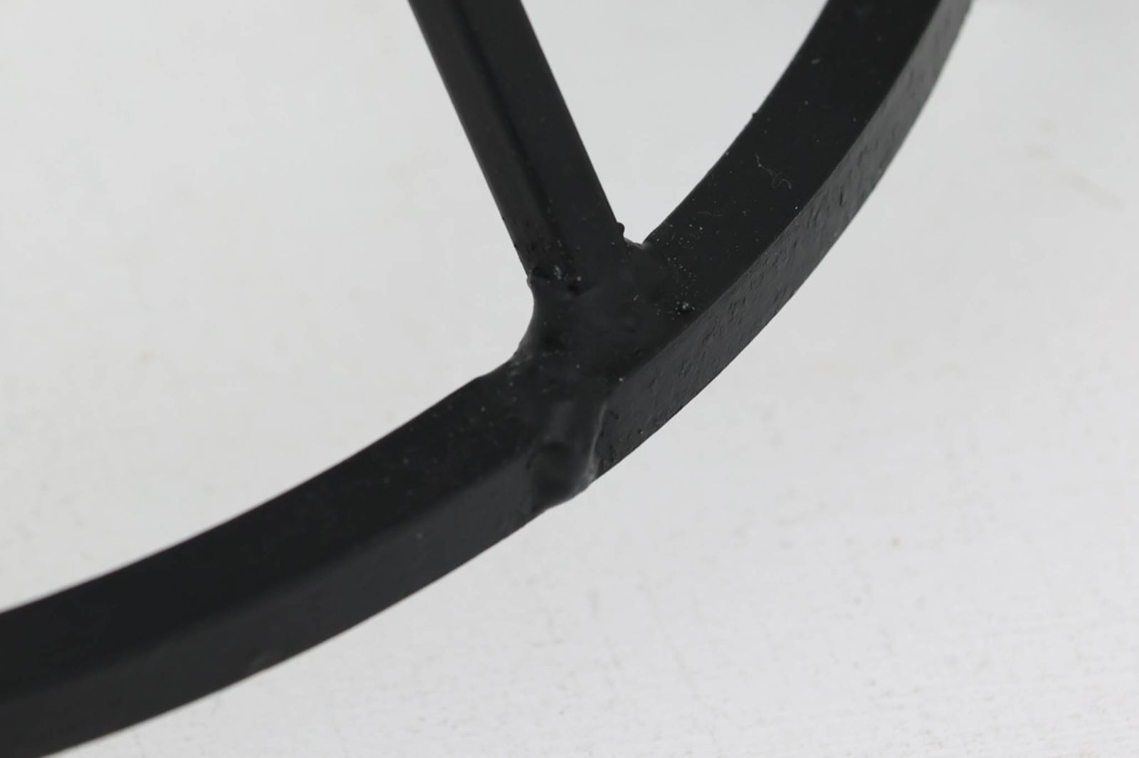 レトロなアイアンガラスのシャンデリア/キャンドルホルダーです。自動点灯のLEDキャンドル等を灯していただくことももちろんですが、サンキャッチャーとして利用いただくのもおすすめです。デザインはホグラン、B0da社製にも似ていますが、オーナメントの種類から異なると思われます。