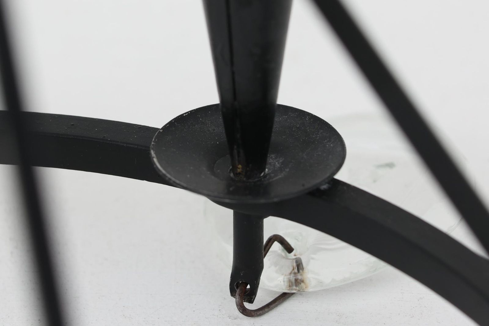 レトロなアイアンガラスのシャンデリア/キャンドルホルダーです。自動点灯のLEDキャンドル等を灯していただくことももちろんですが、サンキャッチャーとして利用いただくのもおすすめです。デザインはホグラン、B0da社製にも似ていますが、オーナメントの種類から異なると思われます。