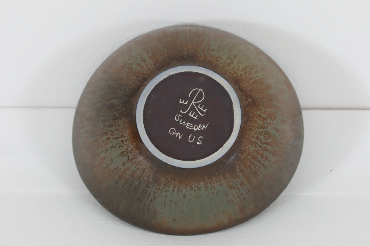 フィンランド人で彫刻家の父と、デンマーク人で陶芸家の母の元に育つGunnarNylundはデンマークで建築を学んだ後、Bing&amp;amp;Grondahl窯、スウェーデンRorstrand窯に就業し、多くの作品を生み出しています。彼の作品は独特な流線型と釉薬が特徴で世界中で重宝されています。AROボウルは彼の最も代表的な作品で、その緩やかな美しいカーブが特徴です。また、さまざまな表情をみせる釉薬がコレクターにも人気がある理由です。