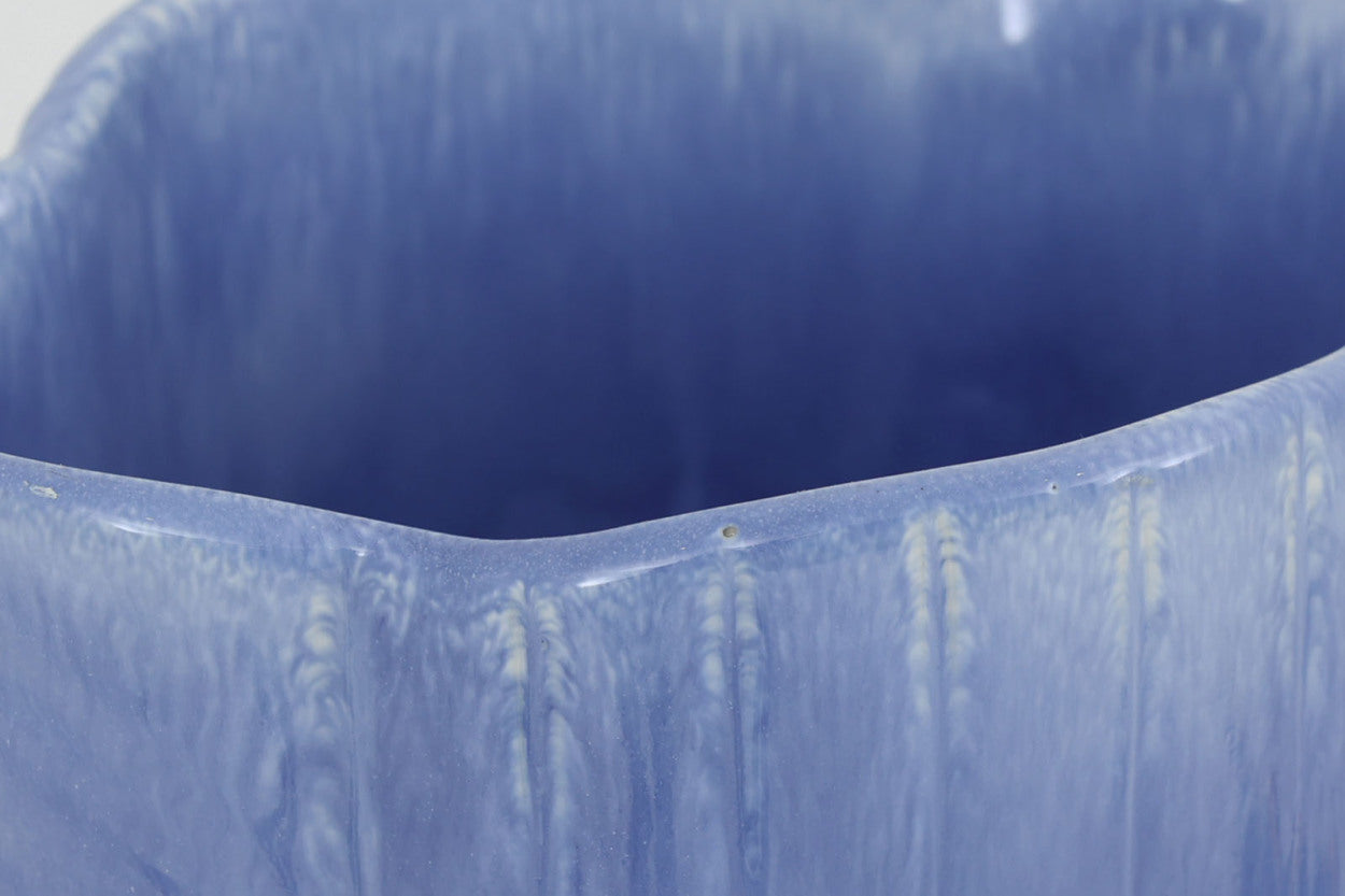 フィンランド人で彫刻家の父と、デンマーク人で陶芸家の母の元に育つGunnarNylundはデンマークで建築を学んだ後、Bing&amp;amp;Grondahl窯、スウェーデンRorstrand窯に就業し、多くの作品を生み出しています。彼の作品は独特な流線型と釉薬が特徴で世界中で重宝されています。