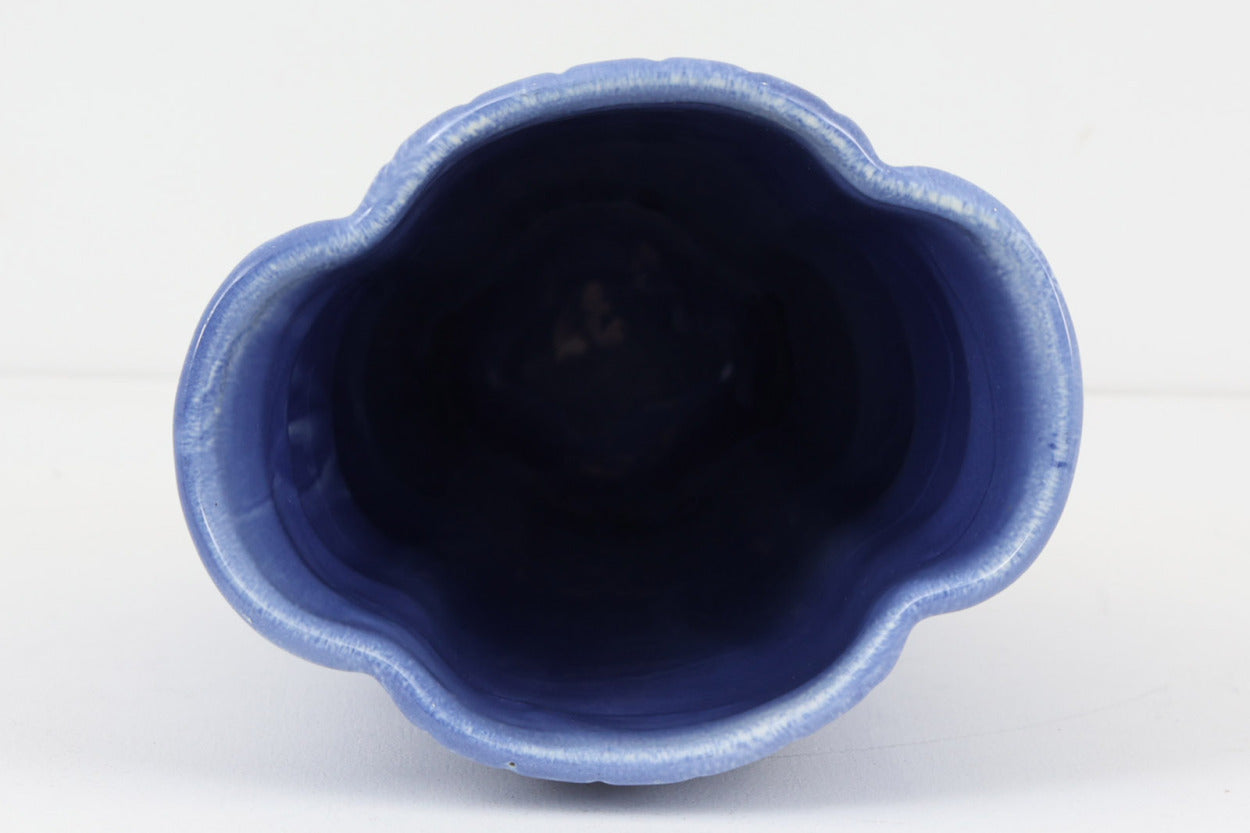 フィンランド人で彫刻家の父と、デンマーク人で陶芸家の母の元に育つGunnarNylundはデンマークで建築を学んだ後、Bing&amp;amp;Grondahl窯、スウェーデンRorstrand窯に就業し、多くの作品を生み出しています。彼の作品は独特な流線型と釉薬が特徴で世界中で重宝されています。