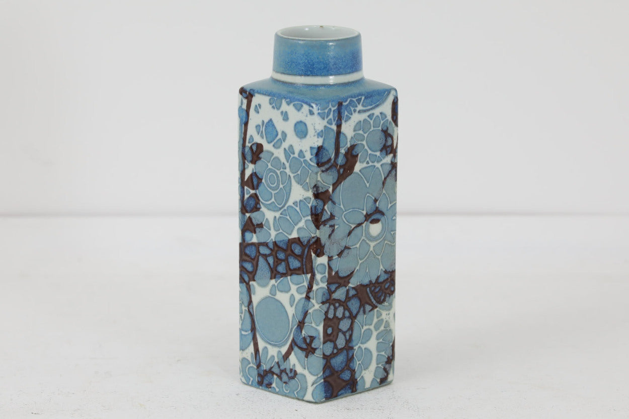 ロイヤルコペンハーゲン社製、JohanneGerberに絵付けされたBACAのフラワーベースです。柔らかい淡いブルーが明るく美しいベースです。