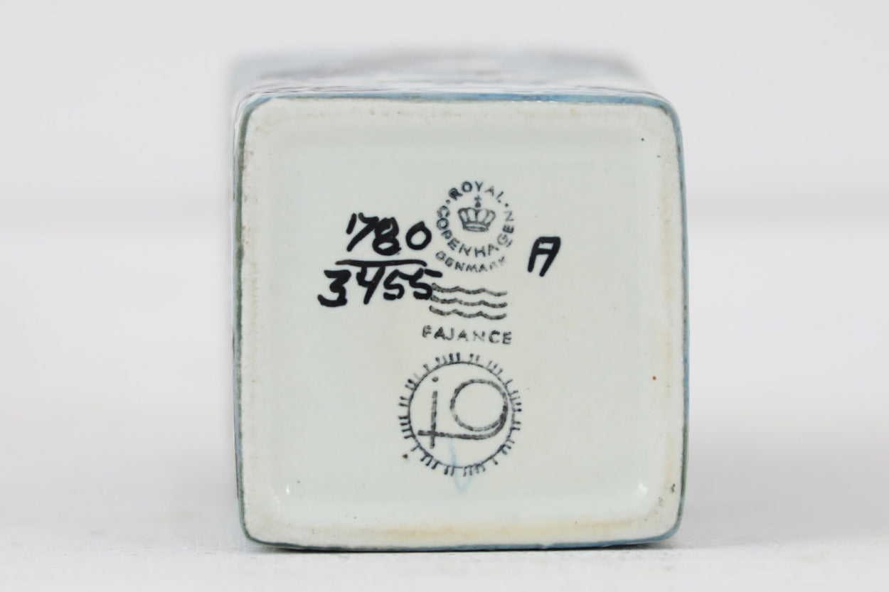 ロイヤルコペンハーゲン社製、JohanneGerberに絵付けされたBACAのフラワーベースです。柔らかい淡いブルーが明るく美しいベースです。