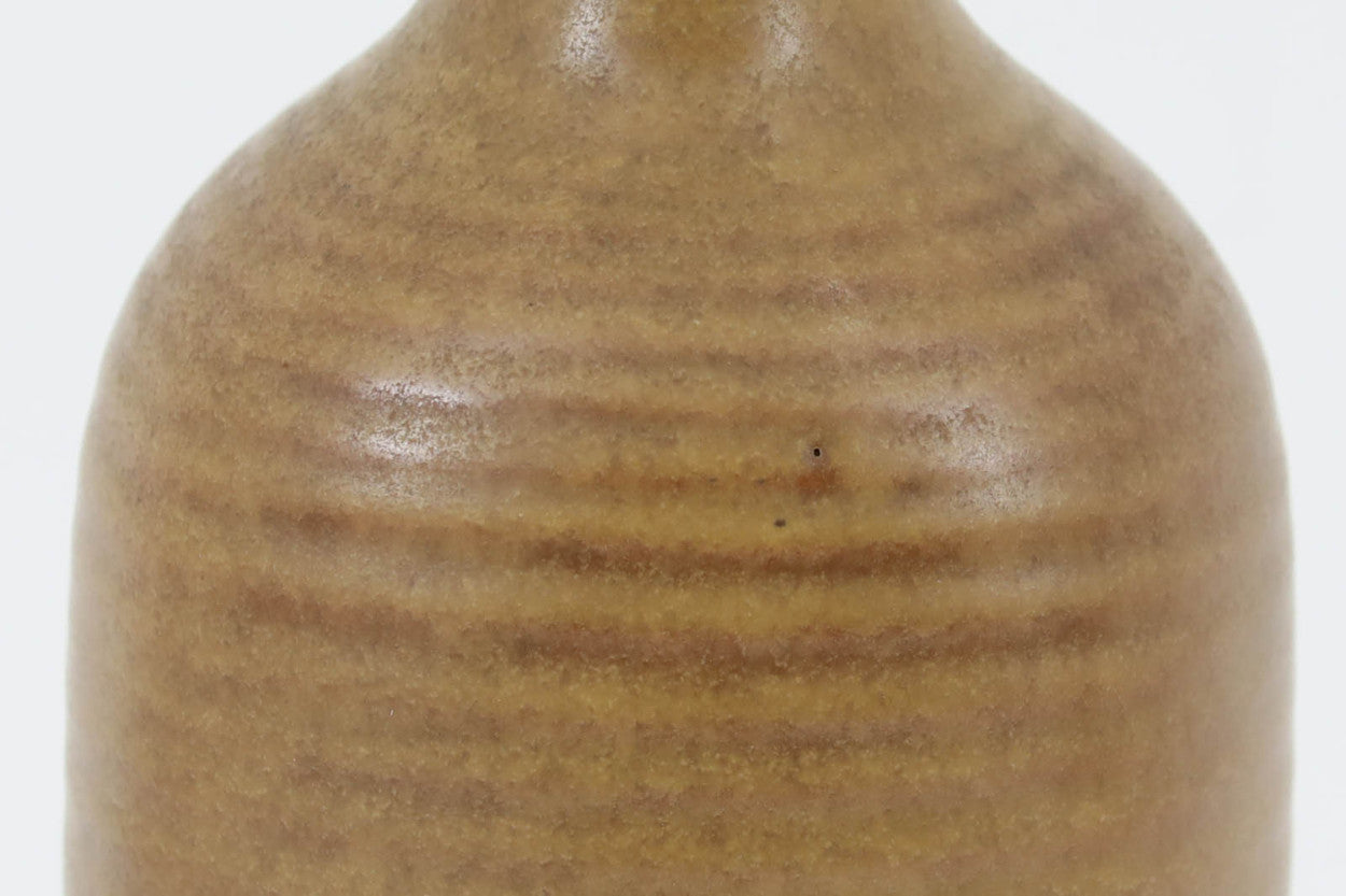 フィンランド人で彫刻家の父と、デンマーク人で陶芸家の母の元に育つGunnarNylundはデンマークで建築を学んだ後、Bing&amp;amp;Grondahl窯、スウェーデンRorstrand窯に就業し、多くの作品を生み出しています。彼の作品は独特な流線型と釉薬が特徴で世界中で重宝されています。