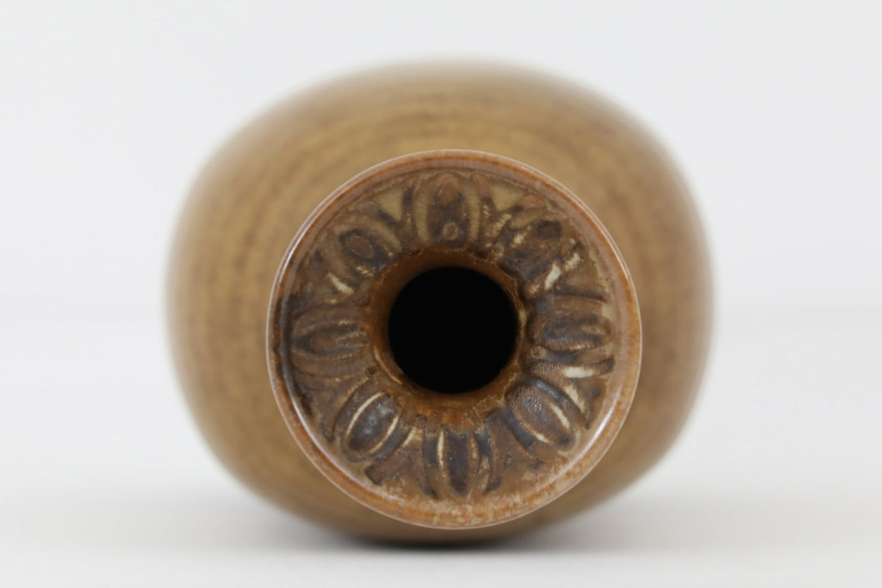 フィンランド人で彫刻家の父と、デンマーク人で陶芸家の母の元に育つGunnarNylundはデンマークで建築を学んだ後、Bing&amp;amp;Grondahl窯、スウェーデンRorstrand窯に就業し、多くの作品を生み出しています。彼の作品は独特な流線型と釉薬が特徴で世界中で重宝されています。