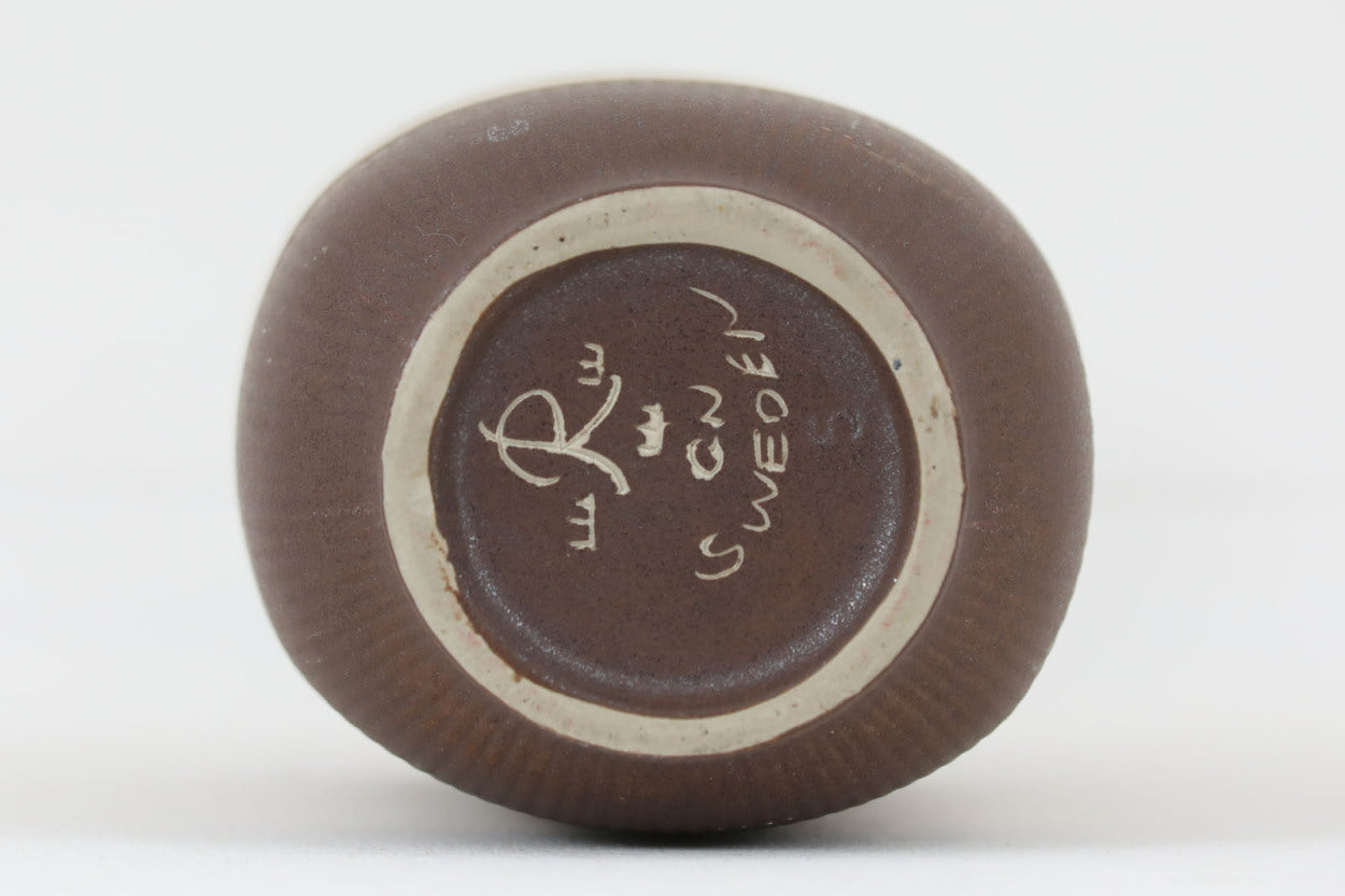 フィンランド人で彫刻家の父と、デンマーク人で陶芸家の母の元に育つGunnarNylundはデンマークで建築を学んだ後、Bing&amp;amp;Grondahl窯、スウェーデンRorstrand窯に就業し、多くの作品を生み出しています。彼の作品は独特な流線型と釉薬が特徴で世界中で重宝されています。