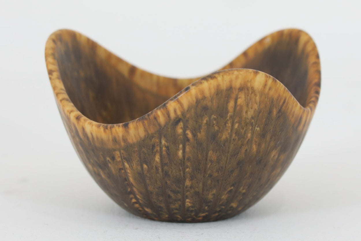 フィンランド人で彫刻家の父と、デンマーク人で陶芸家の母の元に育つGunnarNylundはデンマークで建築を学んだ後、Bing&amp;Grondahl窯、スウェーデンRorstrand窯に就業し、多くの作品を生み出しています。彼の作品は独特な流線型と釉薬が特徴で世界中で重宝されています。