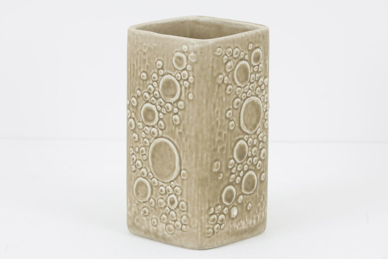 フィンランド人で彫刻家の父と、デンマーク人で陶芸家の母の元に育つGunnarNylundはデンマークで建築を学んだ後、Bing&amp;Grondahl窯、スウェーデンRorstrand窯に就業し、多くの作品を生み出しています。彼の作品は独特な流線型と釉薬が特徴で世界中で重宝されています。