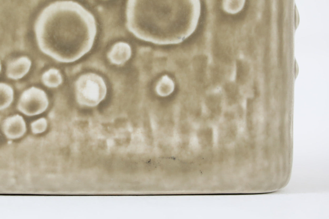 フィンランド人で彫刻家の父と、デンマーク人で陶芸家の母の元に育つGunnarNylundはデンマークで建築を学んだ後、Bing&amp;amp;Grondahl窯、スウェーデンRorstrand窯に就業し、多くの作品を生み出しています。彼の作品は独特な流線型と釉薬が特徴で世界中で重宝されています。