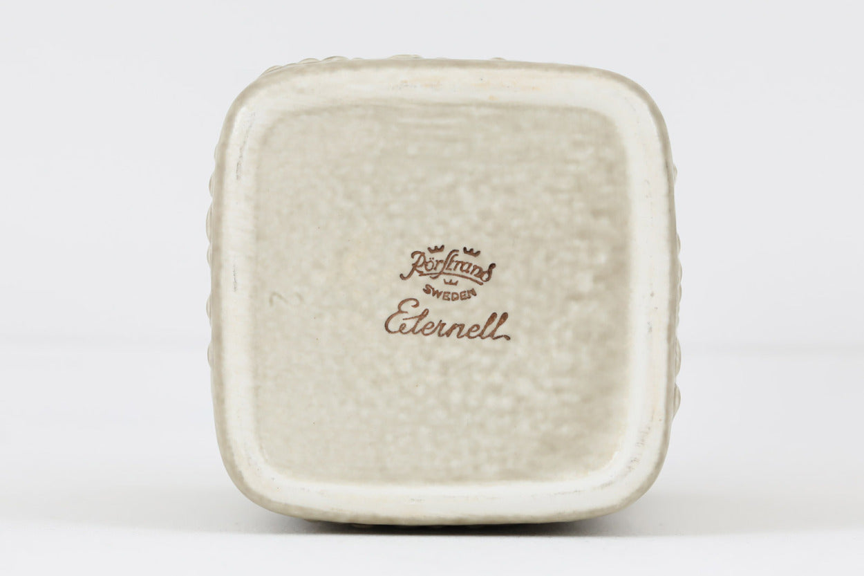 フィンランド人で彫刻家の父と、デンマーク人で陶芸家の母の元に育つGunnarNylundはデンマークで建築を学んだ後、Bing&amp;amp;Grondahl窯、スウェーデンRorstrand窯に就業し、多くの作品を生み出しています。彼の作品は独特な流線型と釉薬が特徴で世界中で重宝されています。