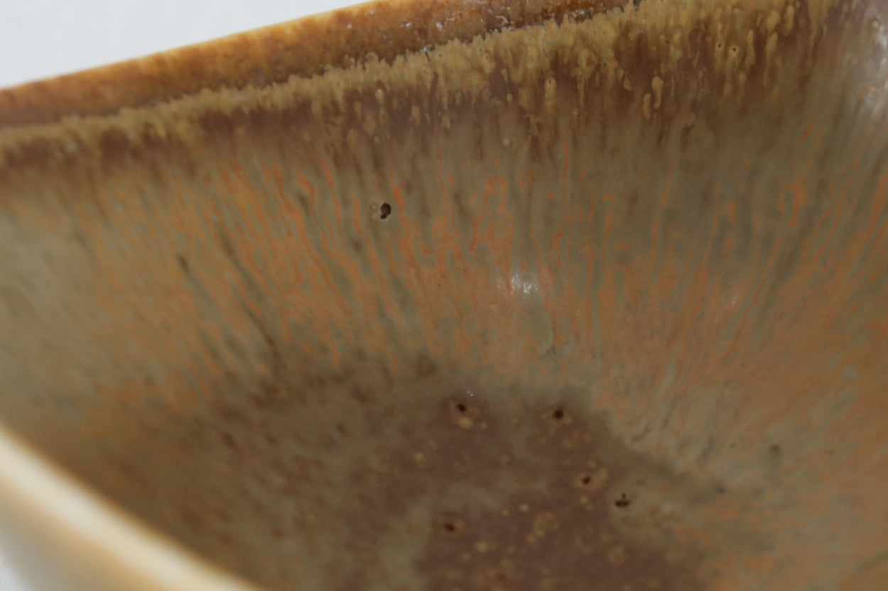 フィンランド人で彫刻家の父と、デンマーク人で陶芸家の母の元に育つGunnarNylundはデンマークで建築を学んだ後、Bing&amp;amp;Grondahl窯、スウェーデンRorstrand窯に就業し、多くの作品を生み出しています。彼の作品は独特な流線型と釉薬が特徴で世界中で重宝されています。AROボウルは彼の最も代表的な作品で、その緩やかな美しいカーブが特徴です。また、さまざまな表情をみせる釉薬がコレクターにも人気がある理由です。