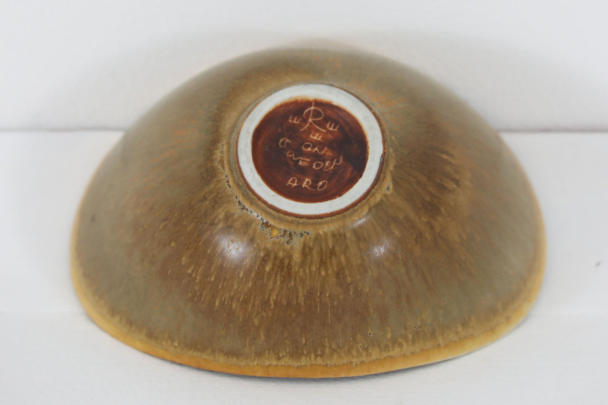 フィンランド人で彫刻家の父と、デンマーク人で陶芸家の母の元に育つGunnarNylundはデンマークで建築を学んだ後、Bing&amp;amp;Grondahl窯、スウェーデンRorstrand窯に就業し、多くの作品を生み出しています。彼の作品は独特な流線型と釉薬が特徴で世界中で重宝されています。AROボウルは彼の最も代表的な作品で、その緩やかな美しいカーブが特徴です。また、さまざまな表情をみせる釉薬がコレクターにも人気がある理由です。