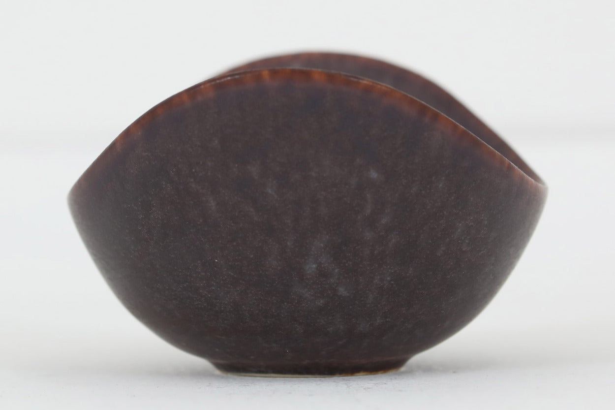 フィンランド人で彫刻家の父と、デンマーク人で陶芸家の母の元に育つGunnarNylundはデンマークで建築を学んだ後、Bing&amp;Grondahl窯、スウェーデンRorstrand窯に就業し、多くの作品を生み出しています。彼の作品は独特な流線型と釉薬が特徴で世界中で重宝されています。AROボウルは彼の最も代表的な作品で、その緩やかな美しいカーブが特徴です。また、さまざまな表情をみせる釉薬がコレクターにも人気がある理由です。