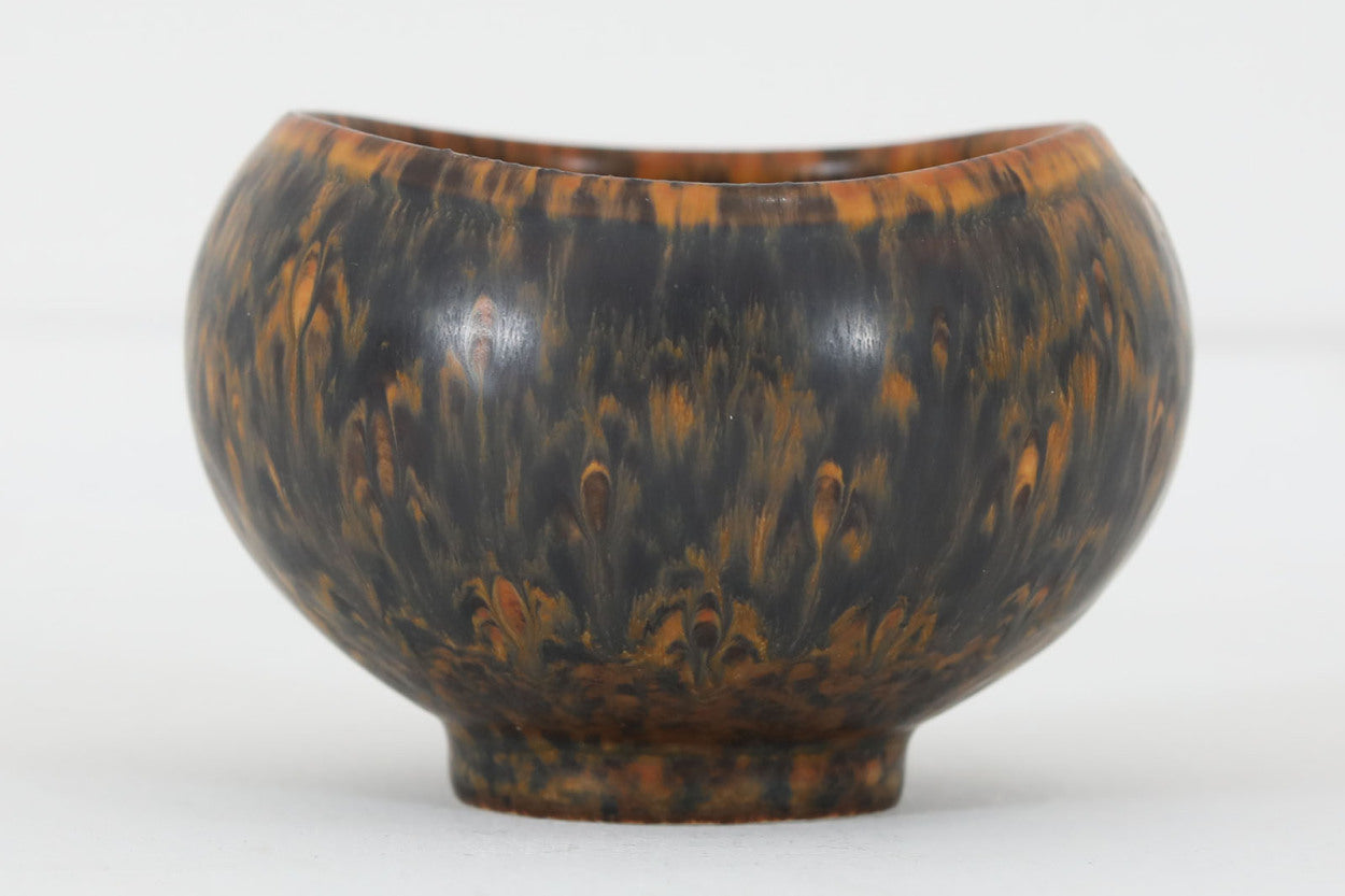 フィンランド人で彫刻家の父と、デンマーク人で陶芸家の母の元に育つGunnarNylundはデンマークで建築を学んだ後、Bing&amp;Grondahl窯、スウェーデンRorstrand窯に就業し、多くの作品を生み出しています。彼の作品は独特な流線型と釉薬が特徴で世界中で重宝されています。