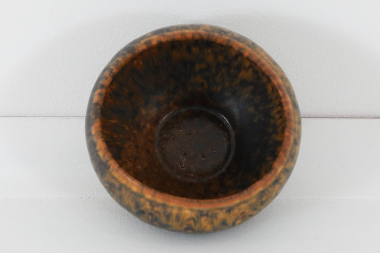 フィンランド人で彫刻家の父と、デンマーク人で陶芸家の母の元に育つGunnarNylundはデンマークで建築を学んだ後、Bing&amp;amp;Grondahl窯、スウェーデンRorstrand窯に就業し、多くの作品を生み出しています。彼の作品は独特な流線型と釉薬が特徴で世界中で重宝されています。