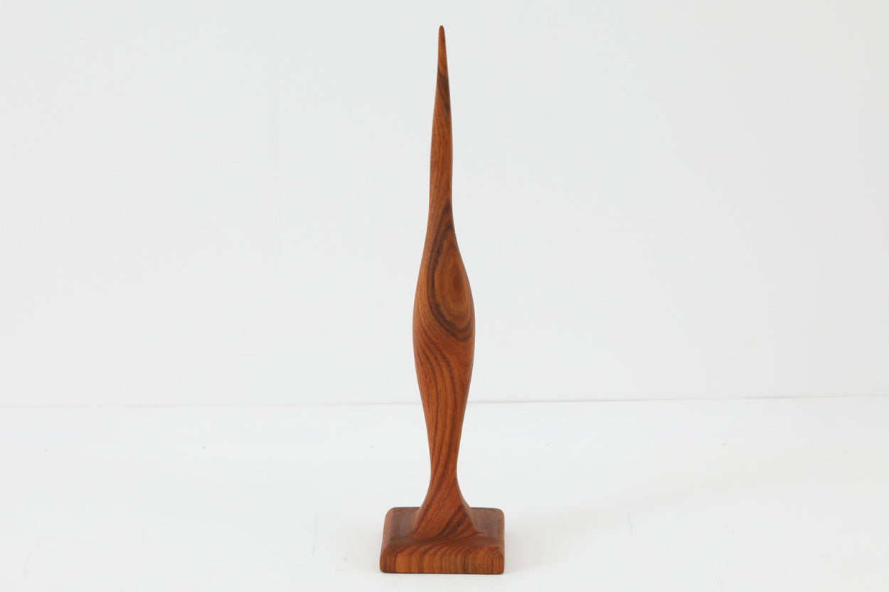 北欧より買い付けたチーク材のオブジェです。北欧では60年代頃にこういったアートピースがTVオブジェ（TVの台に置く置物）として非常に人気がありました。その中でも鳥などをモチーフにした多くの芸術製品が現在にも残っています。こちらは珍しい小さなものとなります。現在ではタイ国などで製造された似たような製品も北欧で出回っていますが、こちらは当時オリジナル品です。