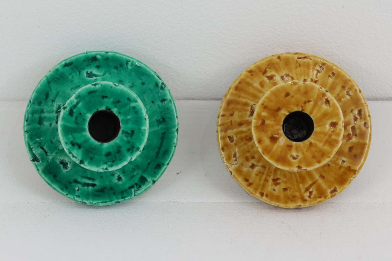 フィンランド人で彫刻家の父と、デンマーク人で陶芸家の母の元に育つGunnarNylundはデンマークで建築を学んだ後、Bing&amp;amp;Grondahl窯、スウェーデンRorstrand窯に就業し、多くの作品を生み出しています。彼の作品は独特な流線型と釉薬が特徴で世界中で重宝されています。