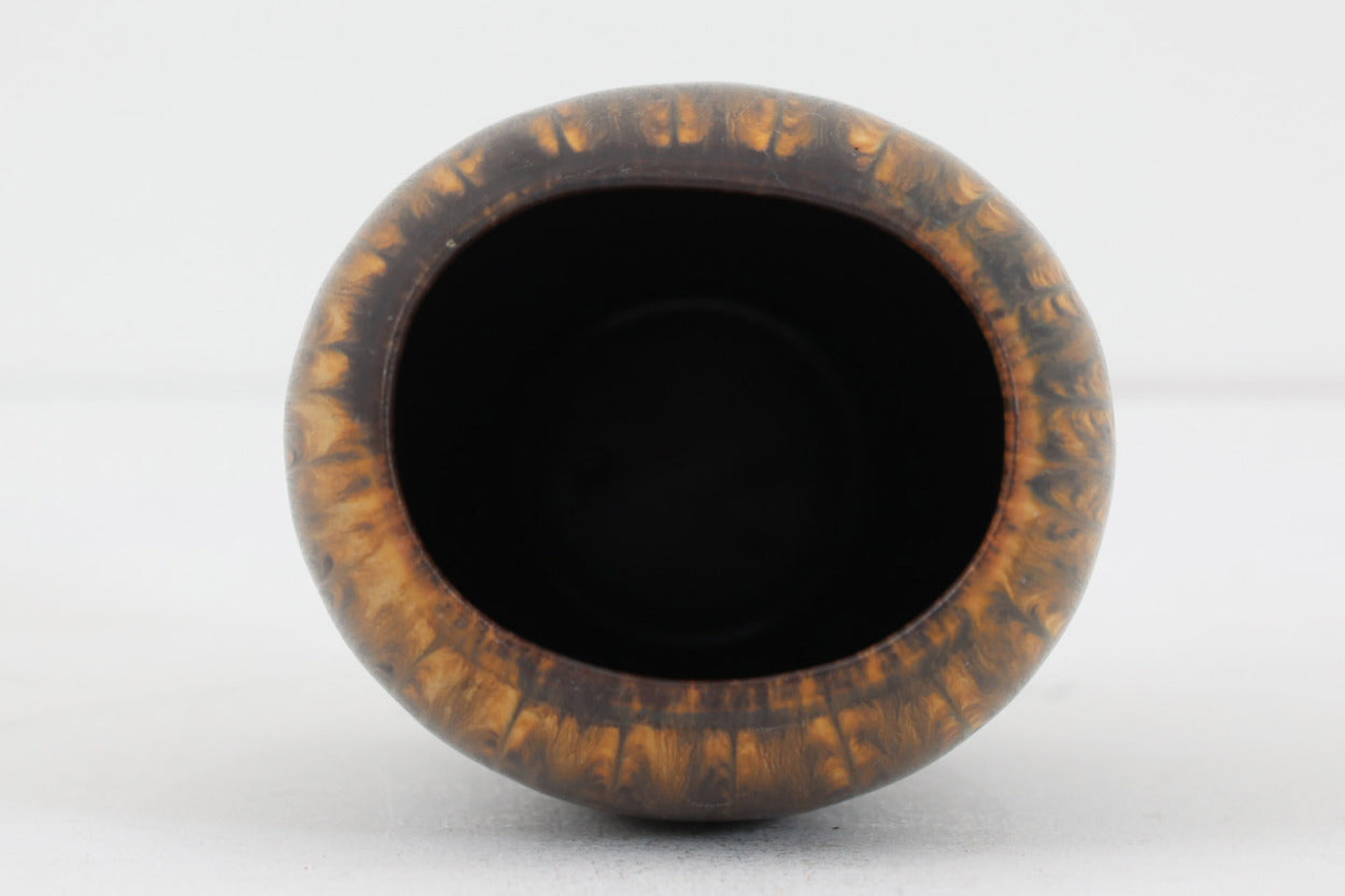 フィンランド人で彫刻家の父と、デンマーク人で陶芸家の母の元に育つGunnarNylundはデンマークで建築を学んだ後、Bing&amp;amp;Grondahl窯、スウェーデンRorstrand窯に就業し、多くの作品を生み出しています。彼の作品は独特な流線型と釉薬が特徴で世界中で重宝されています。