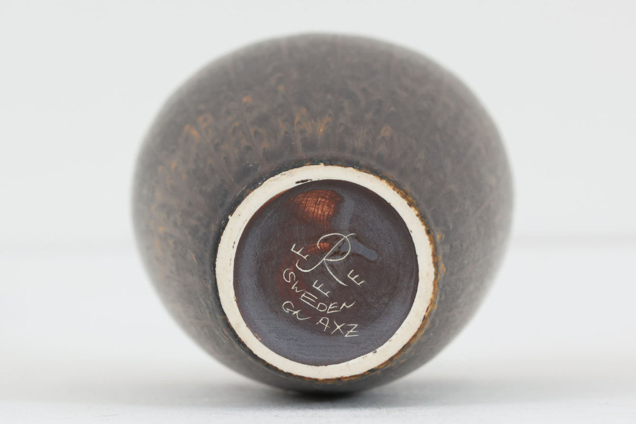 フィンランド人で彫刻家の父と、デンマーク人で陶芸家の母の元に育つGunnarNylundはデンマークで建築を学んだ後、Bing&amp;amp;Grondahl窯、スウェーデンRorstrand窯に就業し、多くの作品を生み出しています。彼の作品は独特な流線型と釉薬が特徴で世界中で重宝されています。