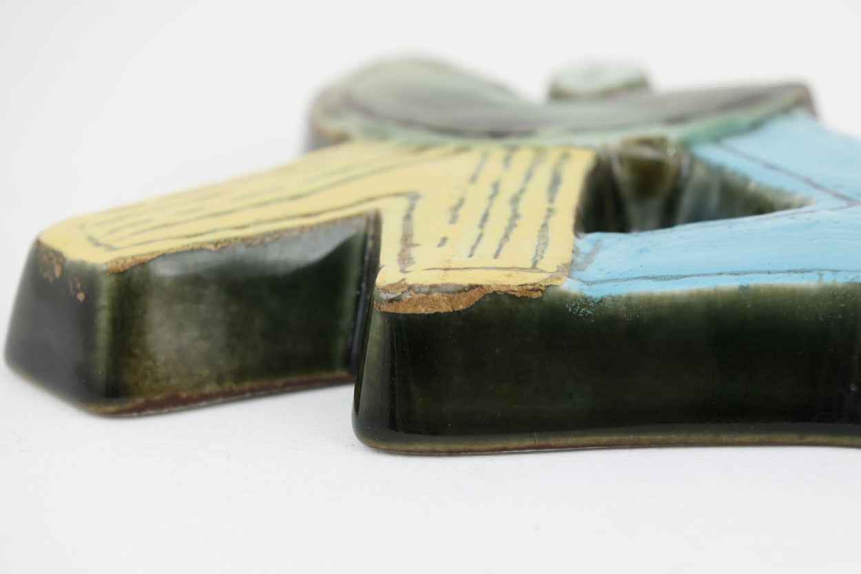 LisaLarsonのHarlekinシリーズの陶板です。こちらは1960年から1969年に製造されたもの。ユニークな細長い陶板で非常に珍しいお品物です。