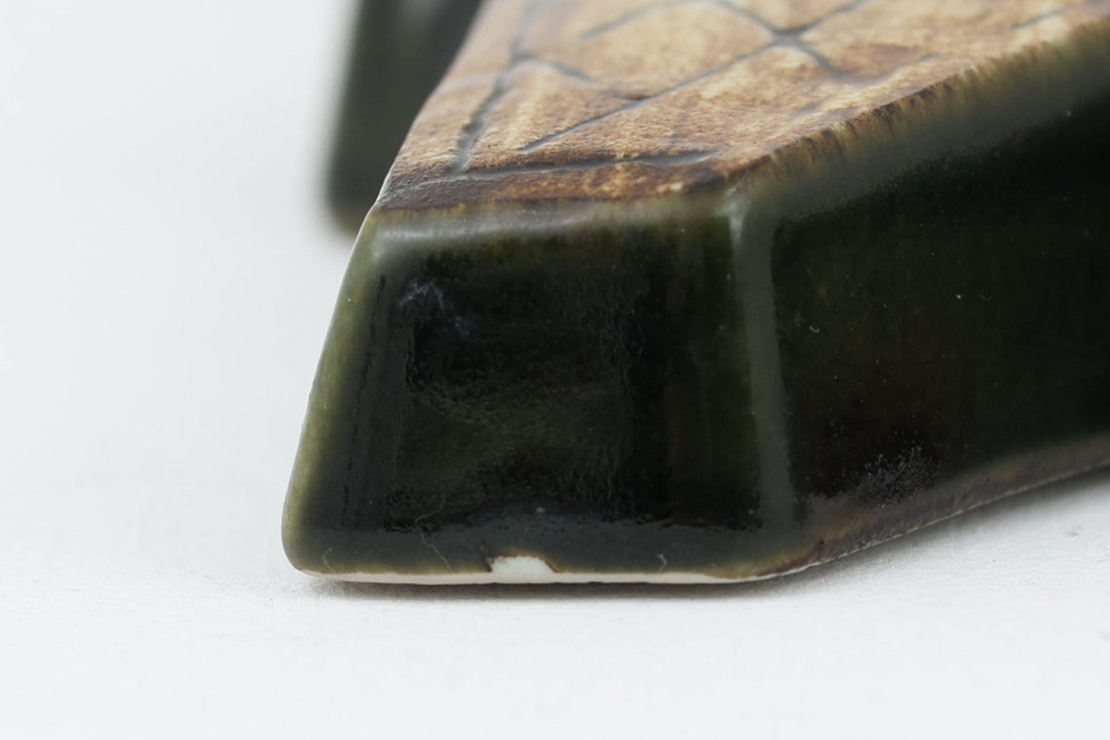 LisaLarsonのHarlekinシリーズの陶板です。こちらは1960年から1969年に製造されたもの。ユニークな細長い陶板で非常に珍しいお品物です。