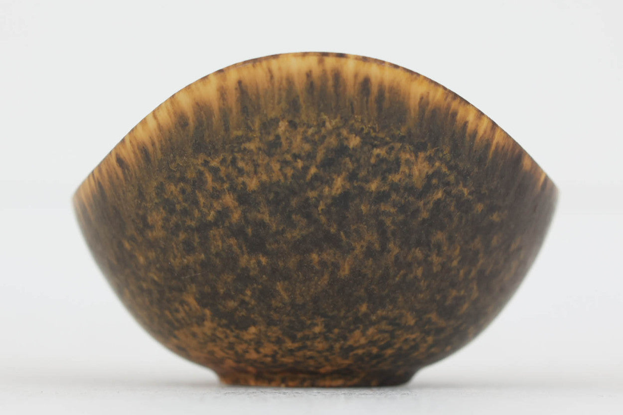 フィンランド人で彫刻家の父と、デンマーク人で陶芸家の母の元に育つGunnarNylundはデンマークで建築を学んだ後、Bing&amp;amp;Grondahl窯、スウェーデンRorstrand窯に就業し、多くの作品を生み出しています。彼の作品は独特な流線型と釉薬が特徴で世界中で重宝されています。AROボウルは彼の最も代表的な作品で、その緩やかな美しいカーブが特徴です。また、さまざまな表情をみせる釉薬がコレクターにも人気がある理由です。