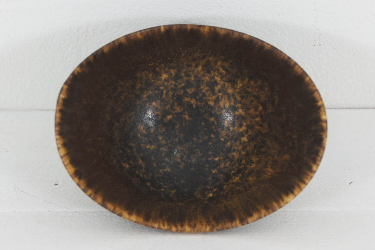 フィンランド人で彫刻家の父と、デンマーク人で陶芸家の母の元に育つGunnarNylundはデンマークで建築を学んだ後、Bing&amp;amp;Grondahl窯、スウェーデンRorstrand窯に就業し、多くの作品を生み出しています。彼の作品は独特な流線型と釉薬が特徴で世界中で重宝されています。AROボウルは彼の最も代表的な作品で、その緩やかな美しいカーブが特徴です。また、さまざまな表情をみせる釉薬がコレクターにも人気がある理由です。