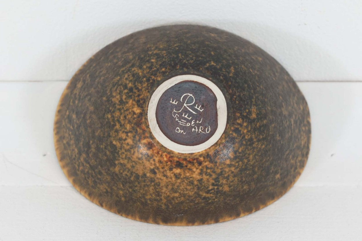 フィンランド人で彫刻家の父と、デンマーク人で陶芸家の母の元に育つGunnarNylundはデンマークで建築を学んだ後、Bing&amp;amp;Grondahl窯、スウェーデンRorstrand窯に就業し、多くの作品を生み出しています。彼の作品は独特な流線型と釉薬が特徴で世界中で重宝されています。AROボウルは彼の最も代表的な作品で、その緩やかな美しいカーブが特徴です。また、さまざまな表情をみせる釉薬がコレクターにも人気がある理由です。