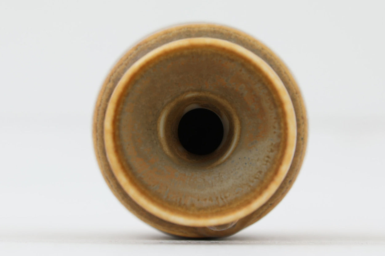 フィンランド人で彫刻家の父と、デンマーク人で陶芸家の母の元に育つGunnarNylundはデンマークで建築を学んだ後、Bing&amp;amp;Grondahl窯、スウェーデンRorstrand窯に就業し、多くの作品を生み出しています。彼の作品は独特な流線型と釉薬が特徴で世界中で重宝されています。