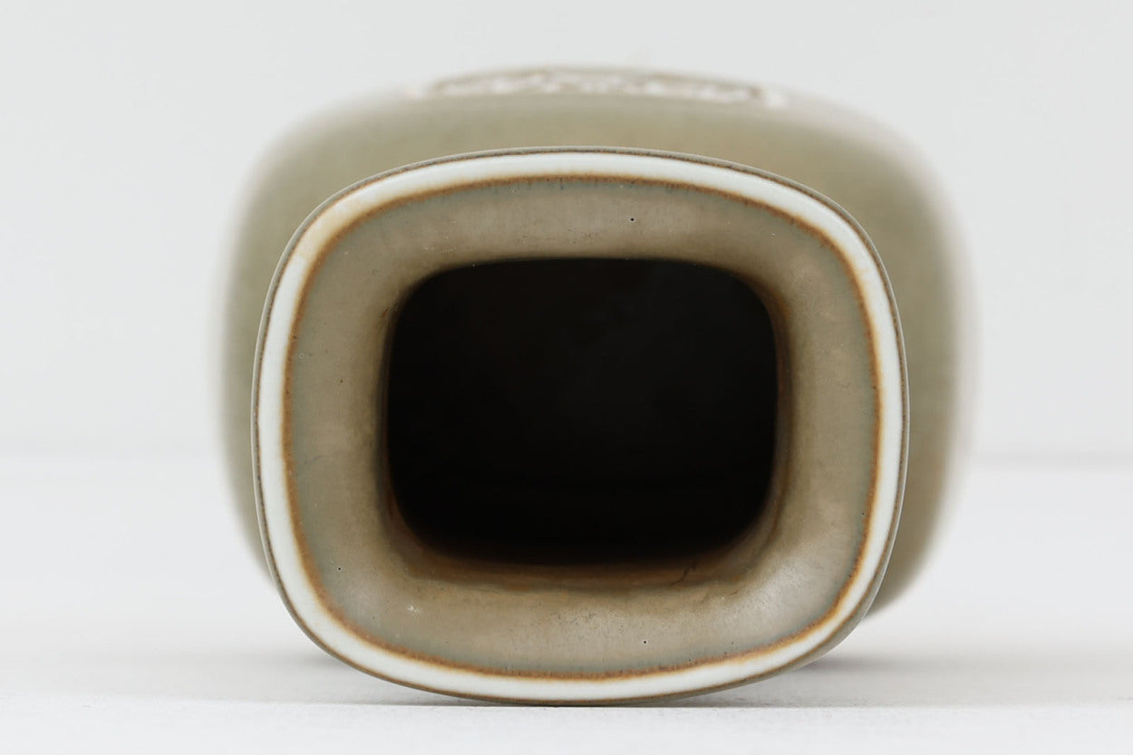 フィンランド人で彫刻家の父と、デンマーク人で陶芸家の母の元に育つGunnarNylundはデンマークで建築を学んだ後、Bing&amp;amp;Grondahl窯、スウェーデンRorstrand窯に就業し、多くの作品を生み出しています。彼の作品は独特な流線型と釉薬が特徴で世界中で重宝されています。